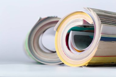 Beyaz arka plan üzerinde Dergi yığınının yakın çekim