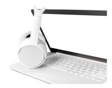 laptop ve üzerinde beyaz izole kulaklık