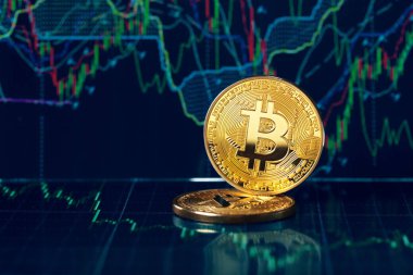 Bitcoin sikkeleri üzerinde koyu mavi arka plan, yakın çekim