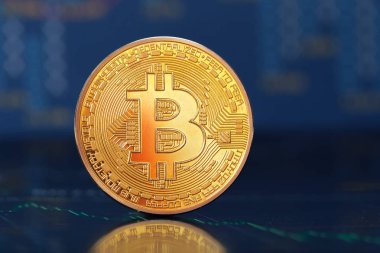 Bitcoin sikke üzerinde koyu mavi arka plan, yakın çekim