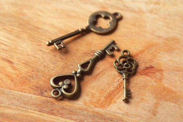 eski ahşap masa tuşlarında yukarı kapatın