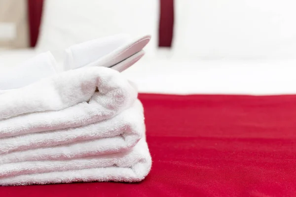 Чистые Полотенца Кровати Номере Отеля — стоковое фото