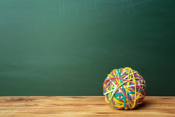 Fechar Bola Contra Quadro Negro Escola Verde — Fotografia de Stock