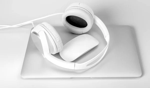 Ordinateur Portable Casque Isolé Sur Fond Blanc — Photo