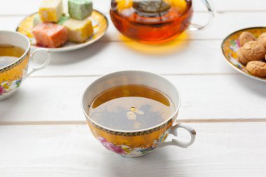 çay bardak beyaz ahşap masa üzerinde Türk tatlıları ile