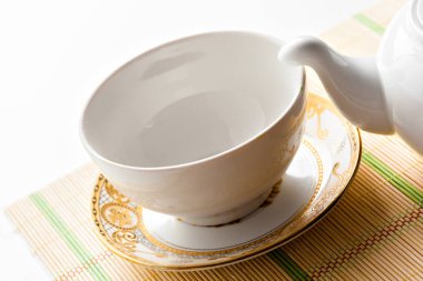 beyaz ve altın pot ile tabloda çay bardağı