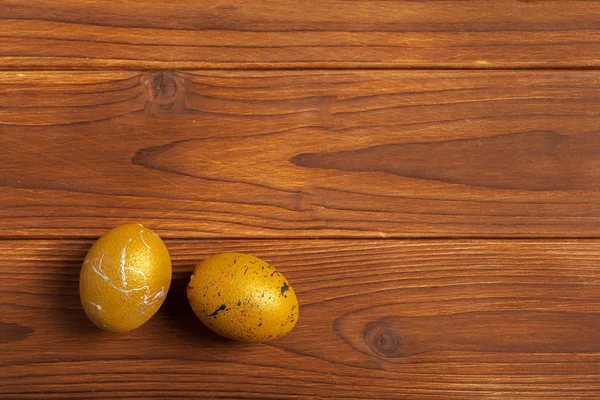 木製の背景に黄金のイースターエッグ — ストック写真