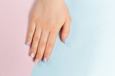 iki-ses arka plan üzerinde el üzerinde şık moda manikür.