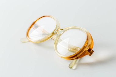 Gözlükler beyaza izole edilmiş.