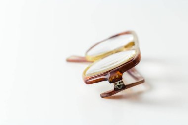 Gözlükler beyaza izole edilmiş.