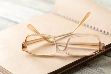 Not defteri ve gözlük masada