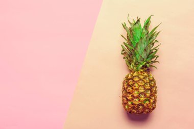 ananas renkli kağıt üzerinde
