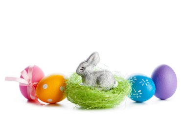 Paskalya yumurtaları beyazlar üzerinde izole