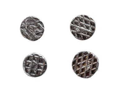 Beyaz arka plan üzerinde izole çivi kafaları