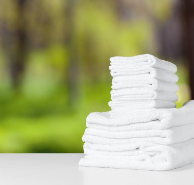 Ufuk yeşil zemin üzerine katlanmış beyaz spa havlu yığını