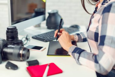 genç ve güzel kadın fotoğrafçı office kamera ile