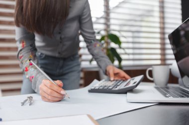 ofiste çalışan iş kadın