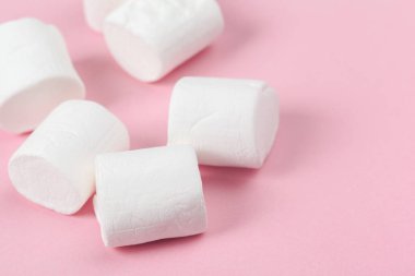 Pembe bir arka plan üzerinde kabarık beyaz krema