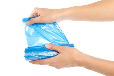 Beyaz arka plan üzerinde izole çöp torbası tutan eller kadın