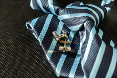 koyu arka plan üzerine kravat