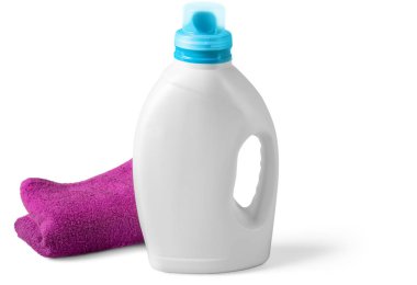 Mor havlu ve beyaz arka plan üzerinde izole plastik şişe