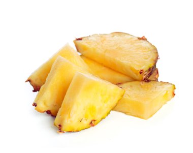 Beyaz arkaplanda izole edilmiş taze ananas dilimleri