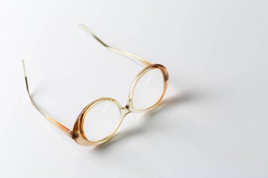 Gözlükler beyaza izole edilmiş.