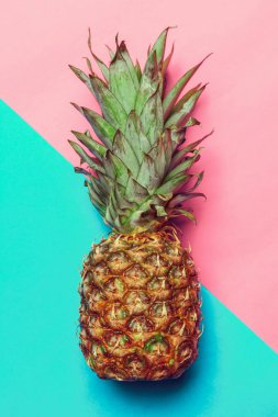ananas renkli kağıt üzerinde