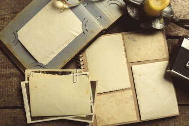 ahşap masa üzerinde eski fotoğrafları