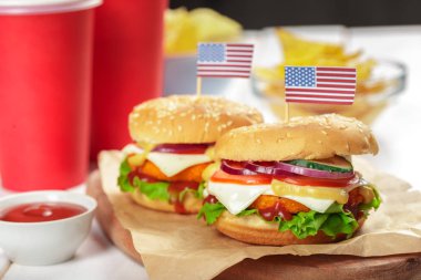 Fast food, ahşap bir zemin üzerine ev yapımı hamburger