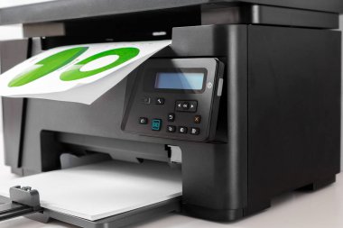 Yazıcı masada, yakın çekim