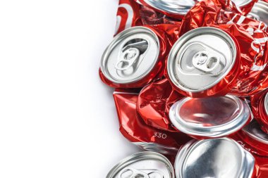 Beyaz bir arka plan üzerinde izole sıkıştırılmış kutular