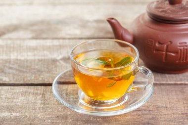 siyah çay nane ile ahşap bir masaya bırakır