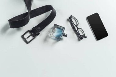 Beyaz arka plan üzerinde erkek aksesuar üstten görünüm