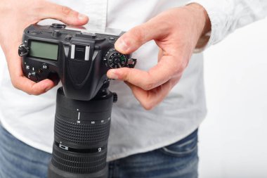 Genç adam fotoğrafçısı yakın çekim