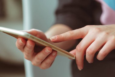 Akıllı telefon mesaj yazarak kadın