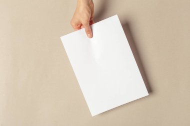 Teknik incelemeler a4 boyutunda tutan el