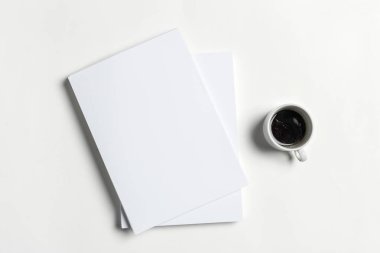 A4 kağıt ve kahve fincanı