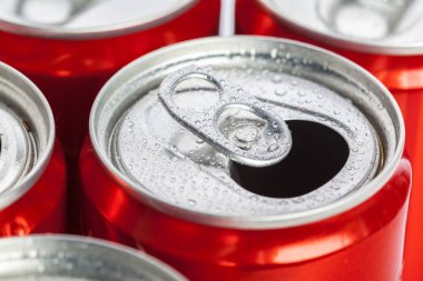 açılan kırmızı alüminyum kutular atış kapatmak