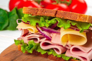 Tahta bir masada sandviç.