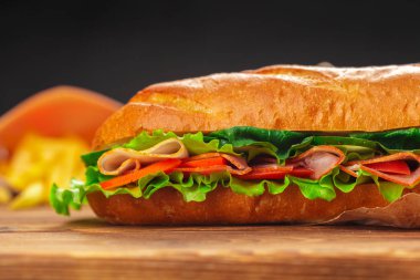 Tahta bir masada sandviç.