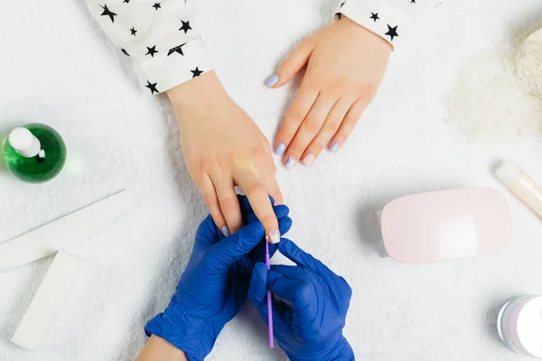 Vrouwelijke Handen Ontvangen Manicure Schoonheidssalon — Stockfoto