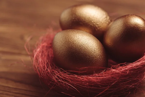 Ahşap Masa Üzerinde Altın Yumurta — Stok fotoğraf