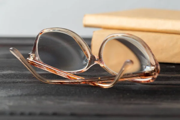 Lunettes Vue Livre Sur Table — Photo