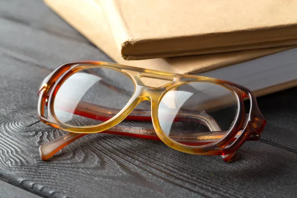 Lunettes Vue Livre Sur Table — Photo