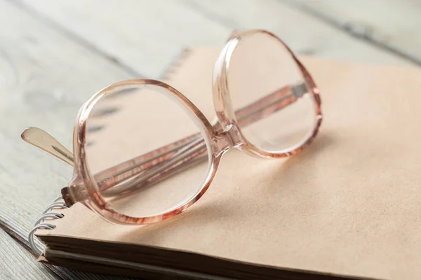 Bloc Notes Lunettes Sur Table — Photo