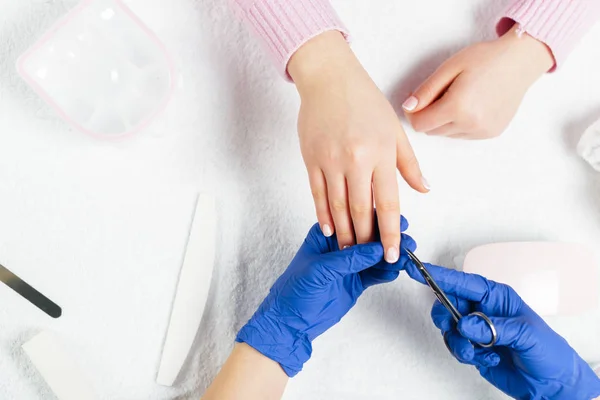 Vrouw Handen Ontvangen Een Manicure Schoonheidssalon — Stockfoto