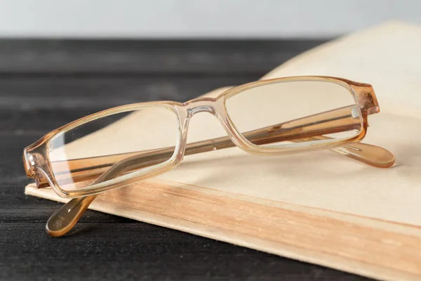 Lunettes Vue Livre Sur Table — Photo