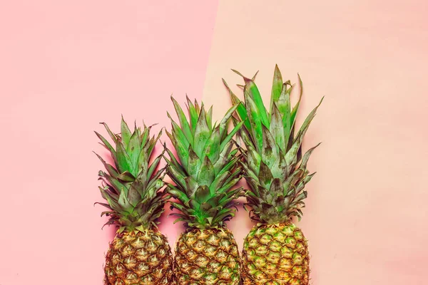 Ananas Sur Papier Coloré — Photo