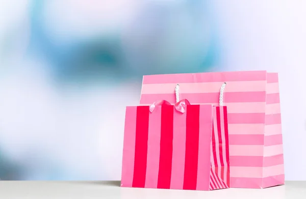 Roze Gestreepte Boodschappentassen Tafel Met Intreepupil Achtergrond — Stockfoto